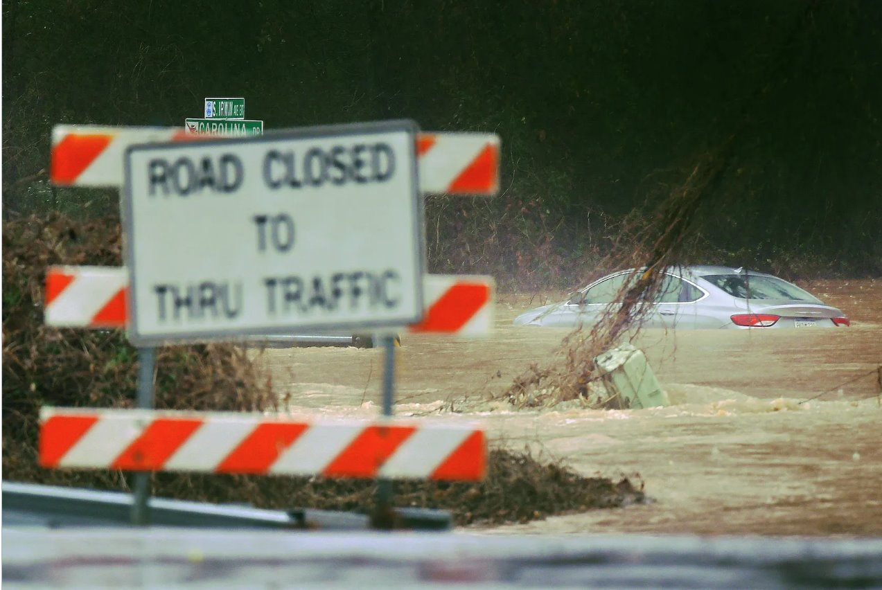 2024年1月9日，美国南卡罗来纳州斯帕坦堡地区遭遇强降雨，一辆汽车陷入洪水之中。