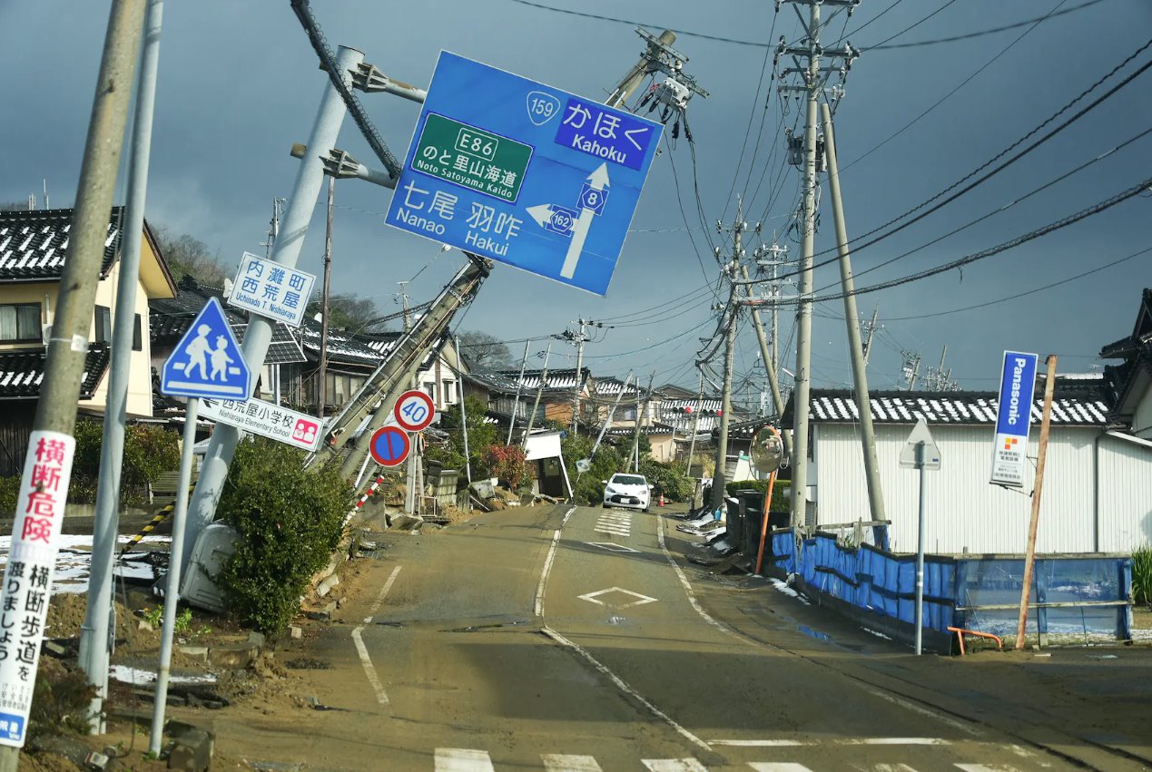 2024年1月8日，日本石川县西荒谷市一条道路上的路标倾斜，该道路因1月1日地震而受损。