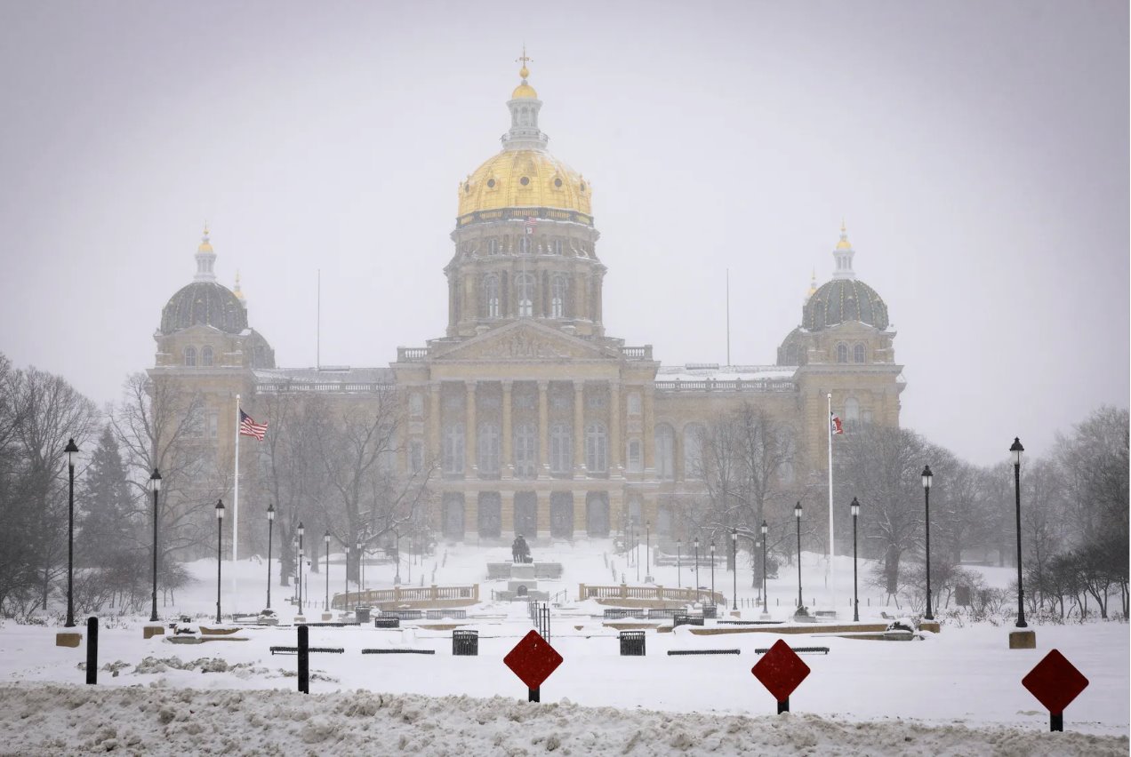 2024年1月13日，美国爱荷华州得梅因市中心，暴风雪留下几英寸厚的积雪后，爱荷华州议会大厦的景色。
