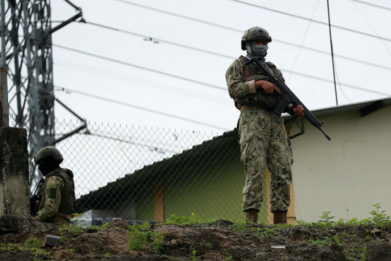 2024年1月15日，厄瓜多尔瓜亚基尔，在全国各地持续不断的暴力浪潮中，安全部队成员检查了第8区监狱附近的一个地区。