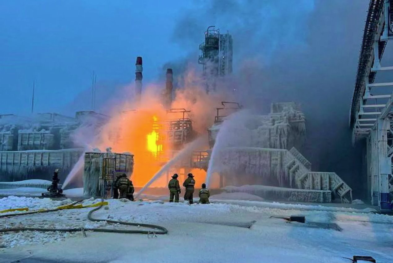 2024年1月21日，消防队员在俄罗斯乌斯季卢加港诺瓦泰克码头灭火。