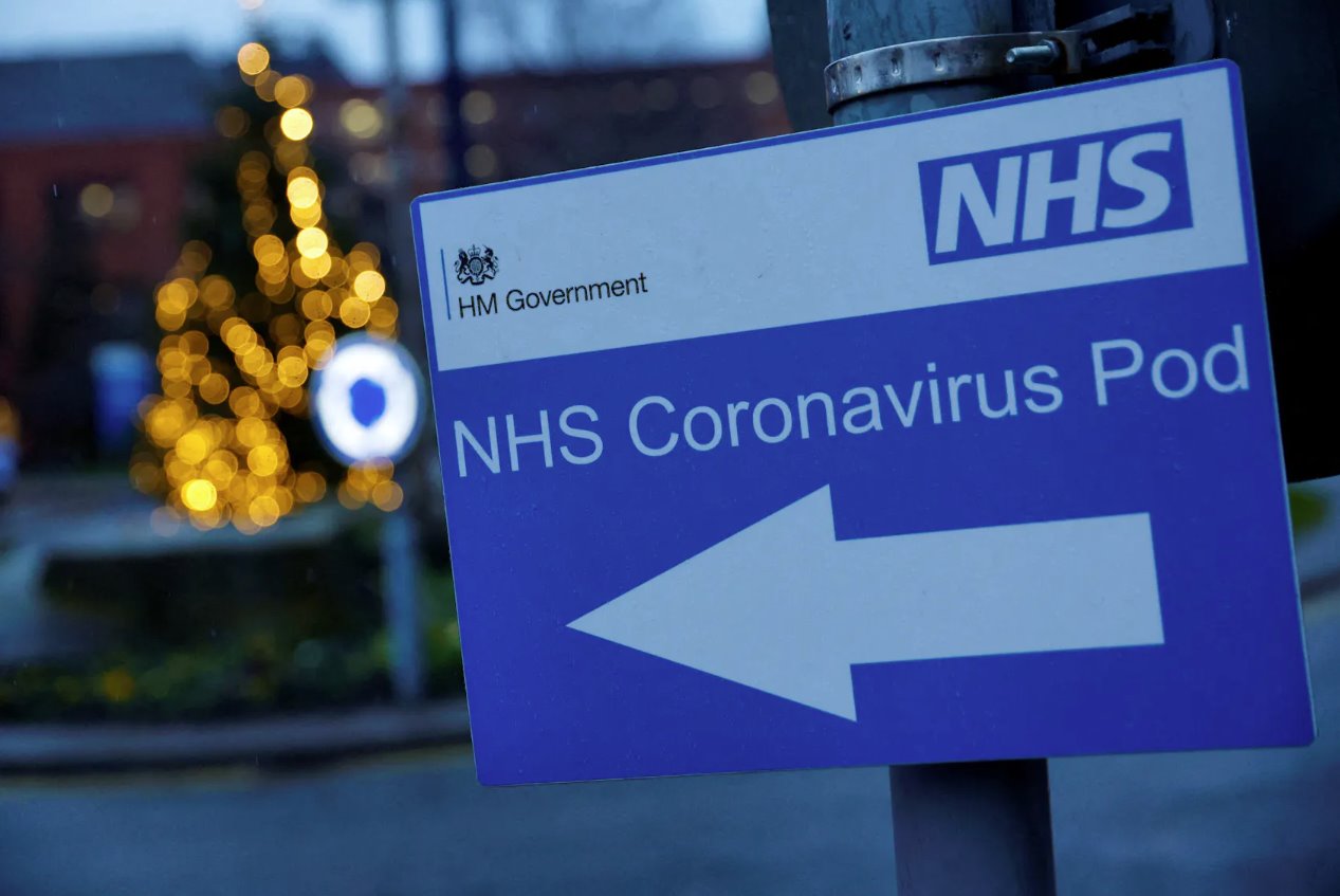 2021年12月30日，在英国利兹，随着冠状病毒疾病(COVID-19)大流行的蔓延，圣詹姆斯大学医院外可以看到一个标志，该医院将设立临时冠状病毒“激增中心”。