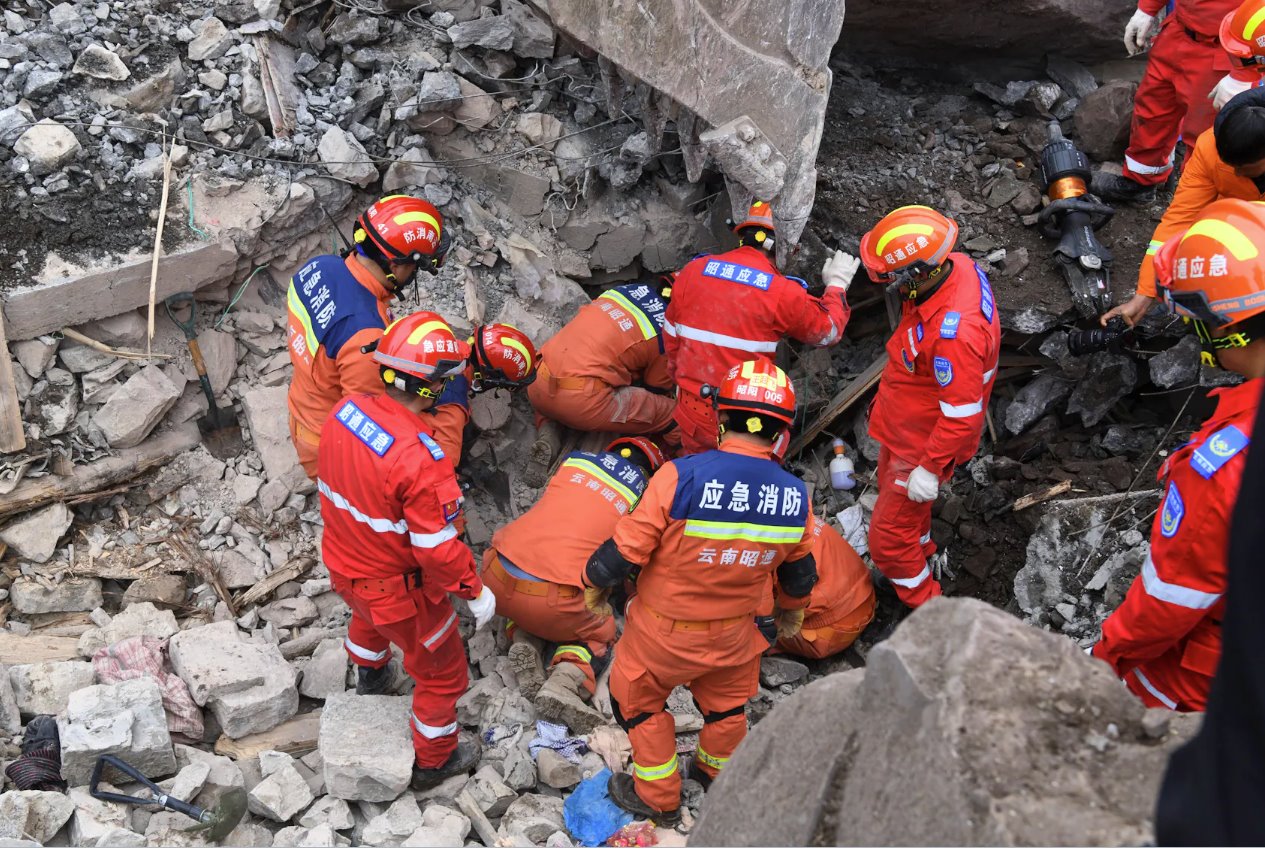 2024年1月22日，云南省昭通市镇雄县发生山体滑坡，救援人员在废墟中寻找幸存者。