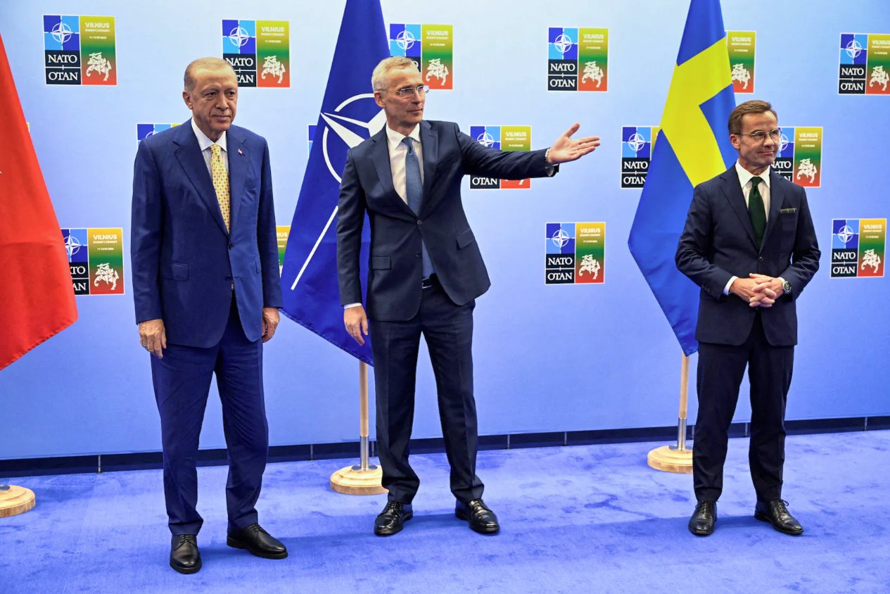 2023年7月10日，北约峰会前夕，土耳其总统塔伊普·埃尔多安、瑞典总理乌尔夫·克里斯特森和北约秘书长延斯·斯托尔滕贝格在立陶宛维尔纽斯举行会议。