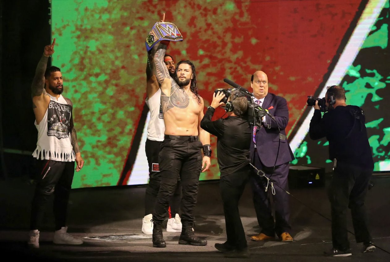 摔跤-WWE皇冠宝石2021-沙特阿拉伯利雅得穆罕默德阿卜杜竞技场-2021年10月21日罗曼·雷恩斯举起腰带