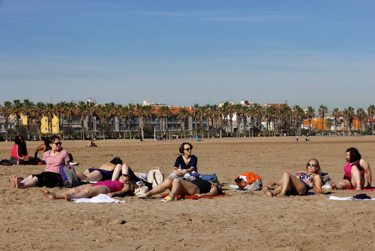 2024年1月25日，荷兰游客占领西班牙巴伦西亚的马尔瓦罗萨海滩。