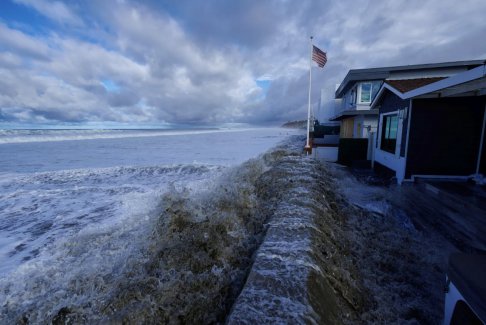 加州海岸巨浪引发洪水