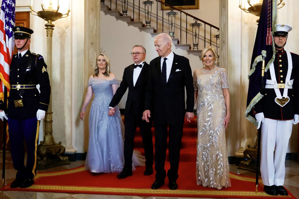 去年10月25日，在美国华盛顿白宫举行正式国宴之前，美国总统乔·拜登和第一夫人吉尔·拜登准备在白宫大楼梯前与澳大利亚总理安东尼·阿尔巴尼斯及其伴侣朱迪·海顿合影。