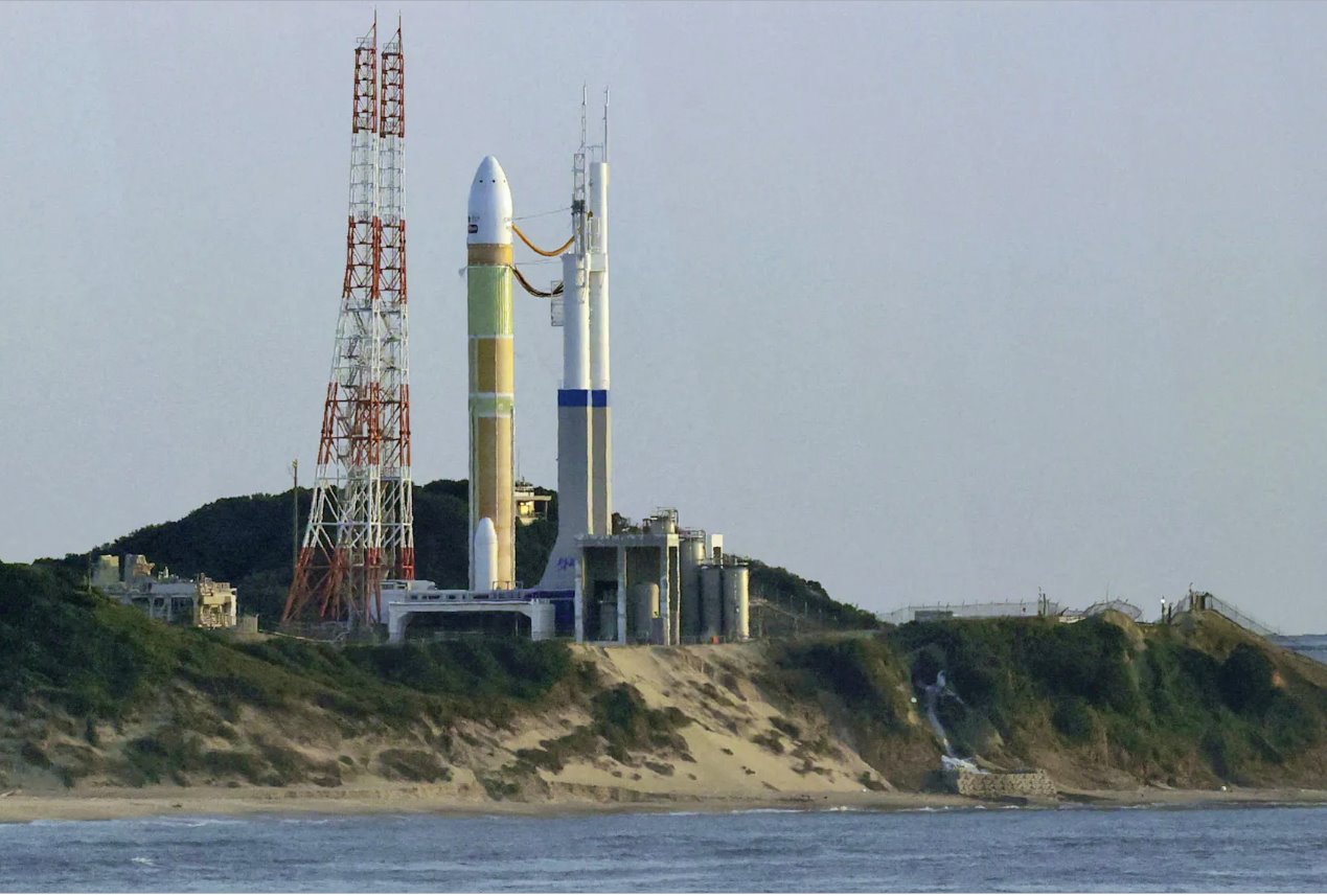 2023年2月17日，共同社拍摄的这张照片中，在日本西南部鹿儿岛县的种子岛航天中心，可以看到运载陆地观测卫星的H3火箭在发射前。