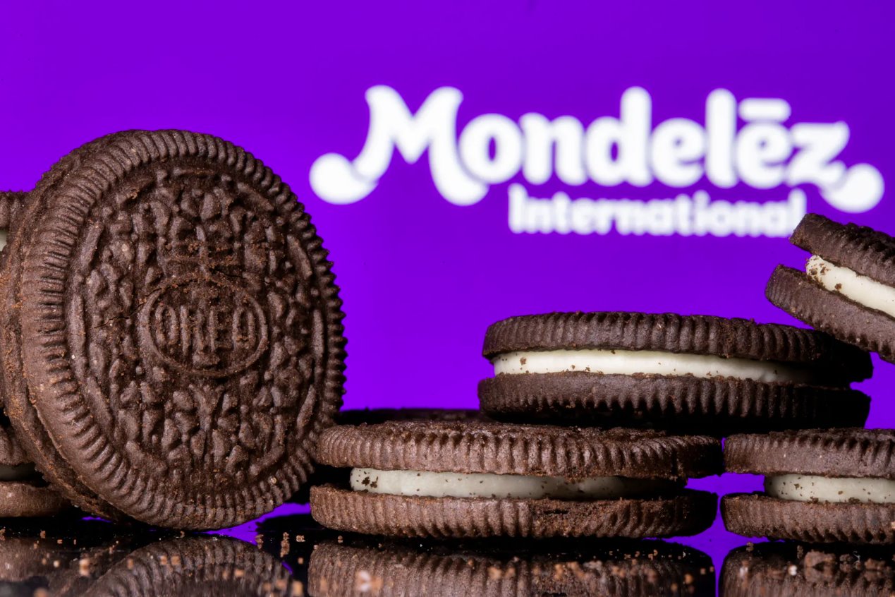 插图照片中,奥利奥饼干展示在亿滋国际标志前。