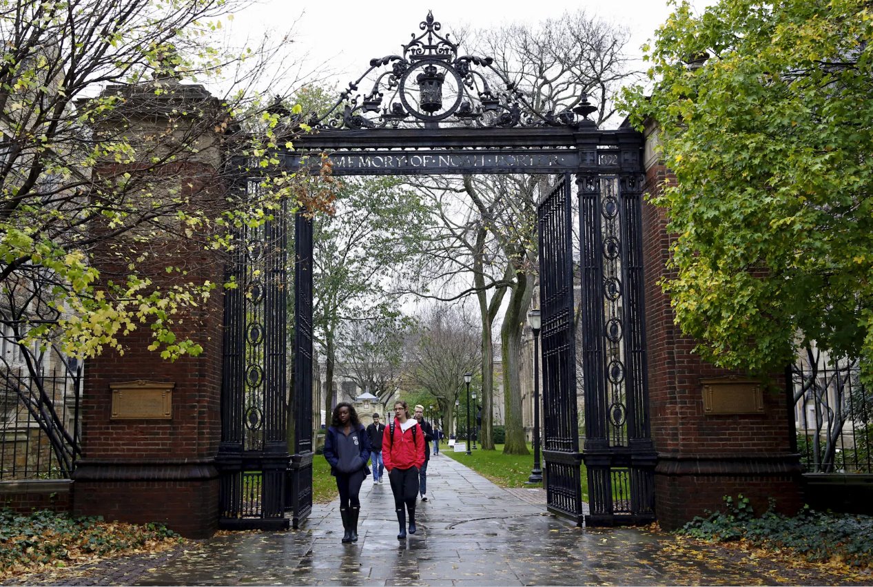 2015年11月12日，学生们走在康涅狄格州纽黑文市耶鲁大学校园内。