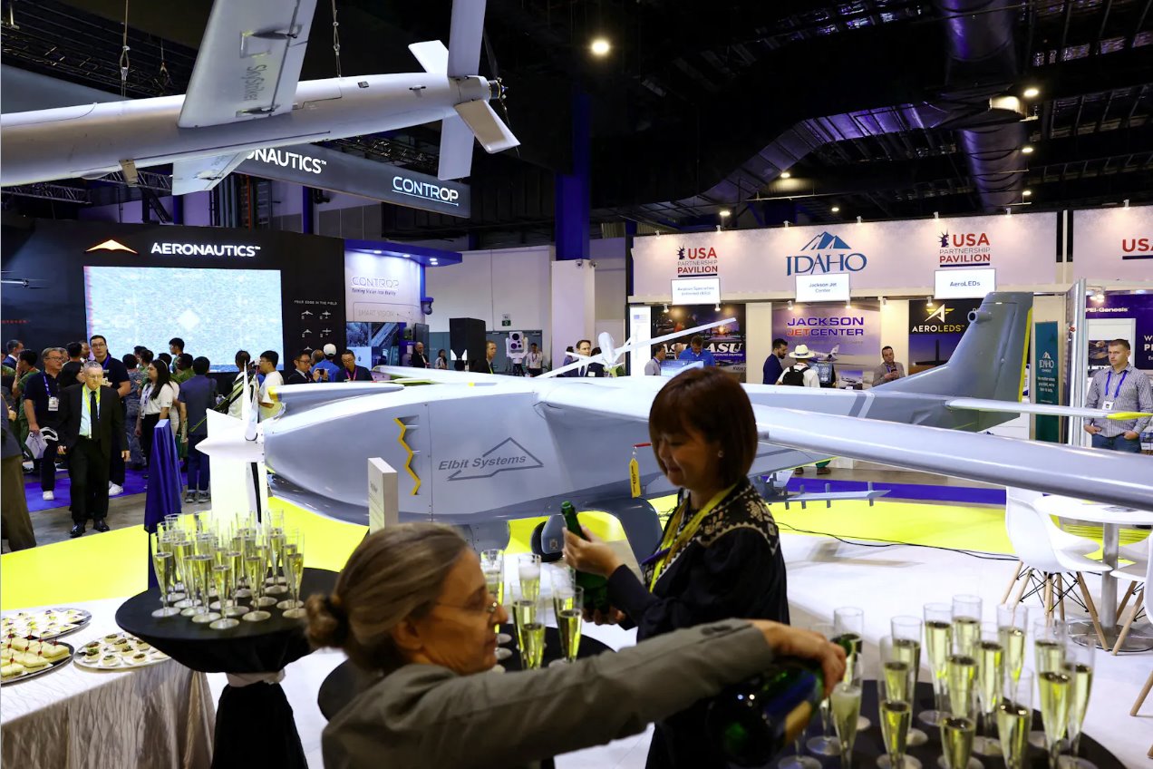 以色列埃尔比特系统公司于2024年2月21日在新加坡樟宜展览中心举行的新加坡航展期间推出Hermes650Spark无人机(UAV)。