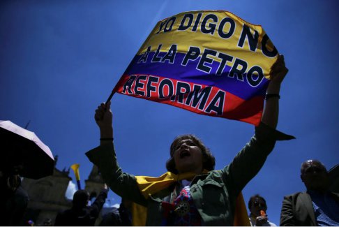 哥伦比亚数千人游行抗议政府改革