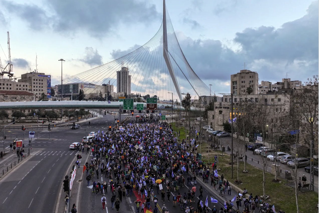 哈马斯对以色列袭击的人质家人和支持者参加从雷姆到耶路撒冷的为期四天的游行，呼吁释放人质，同时进入以色列耶路撒冷，2024年3月2日。
