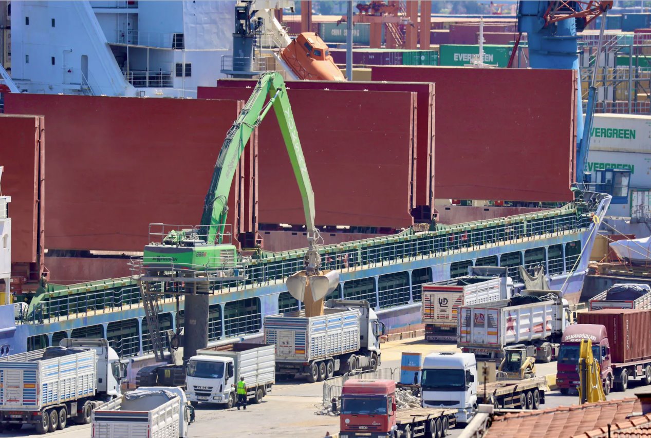 2022年6月25日，悬挂俄罗斯国旗的散货船SVNikolay在土耳其伊兹密尔港卸货。
