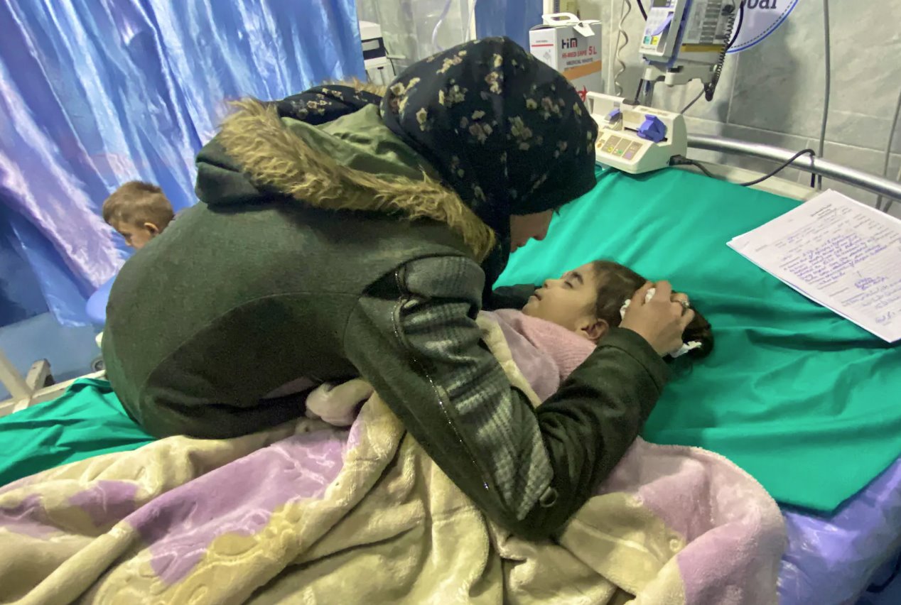 2024年3月2日，巴勒斯坦母亲安瓦尔·阿卜杜纳比(AnwarAbdulnabi)在加沙地带北部拜特拉希亚(BeitLahiya)边缘的卡迈勒阿德万(KamalAdwan)医院为女儿米拉(Mila)的尸体哭泣，米拉一直缺乏钙和钾。
