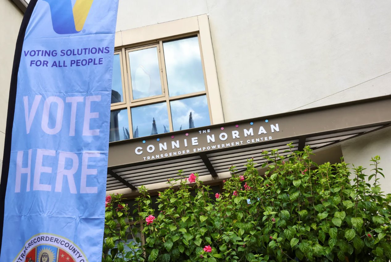 2024年3月5日美国加利福尼亚州洛杉矶超级星期二初选期间，CNorman跨性别赋权中心入口处的景色，该中心首次用作投票中心。