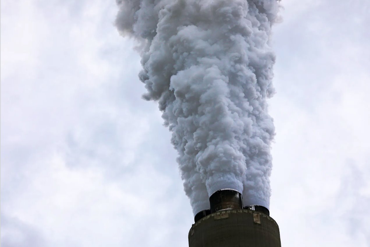 2018年5月16日，美国西弗吉尼亚州海伍德哈里森发电厂的烟囱中冒出废气。照片拍摄于2018年5月16日。与USA-COAL/LABS特别报道相符。