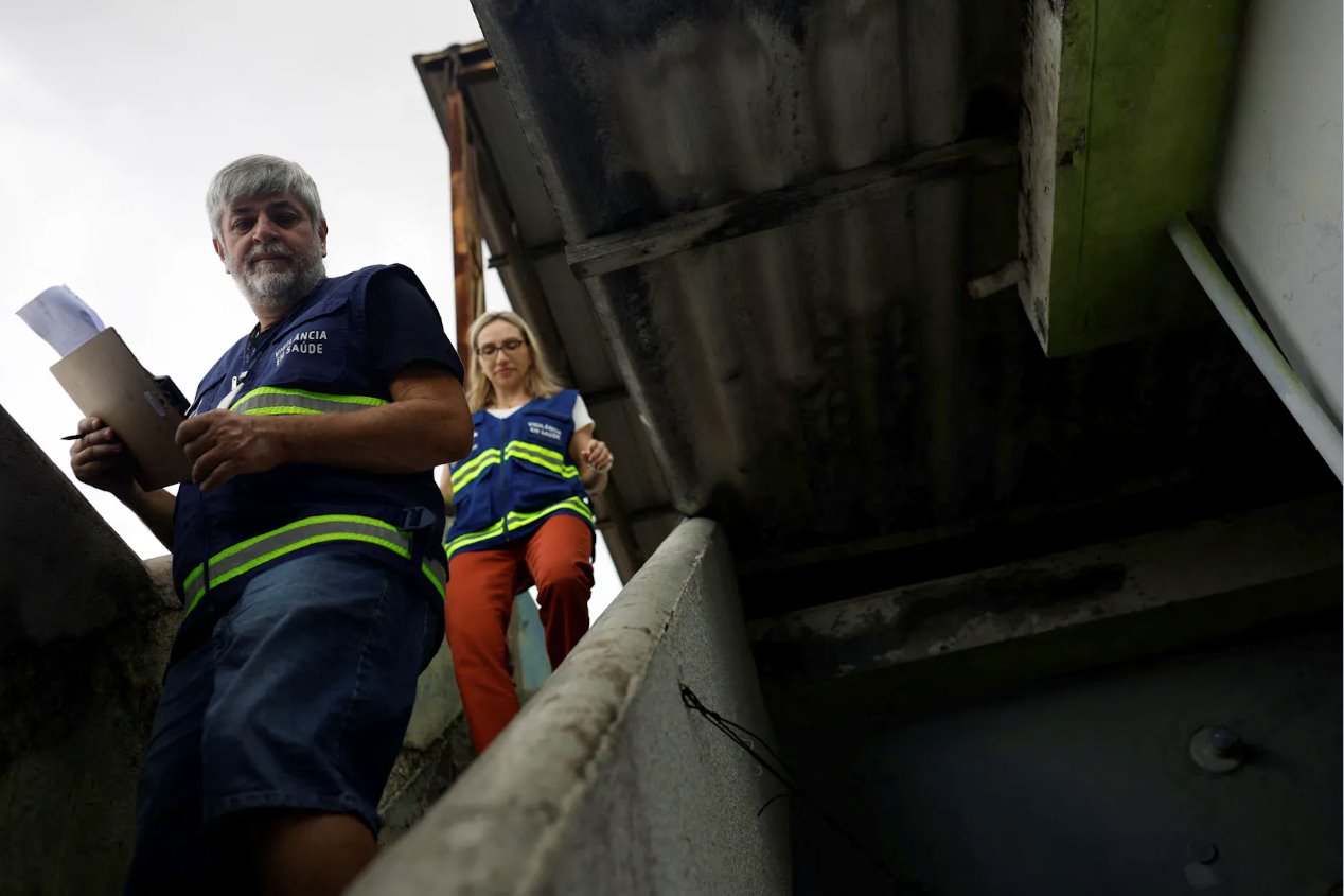 2024年3月6日，卫生人员AntonioLeonardi和MaiaraMartininghi在市卫生部门组织的一项行动中寻找积水，以帮助缓解巴西圣保罗的登革热疫情。