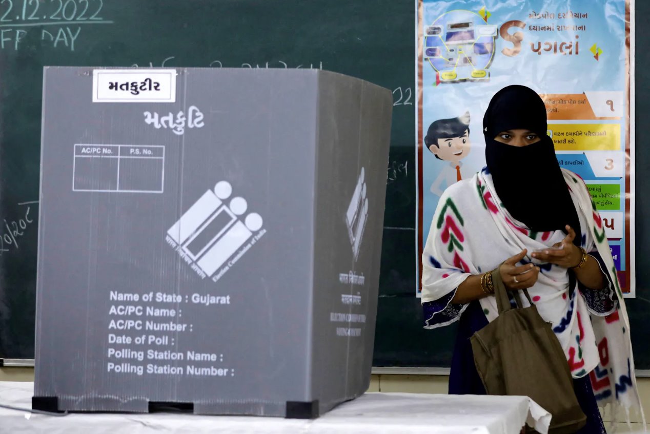 2022年12月5日，印度艾哈迈达巴德，一名妇女在古吉拉特邦议会选举第二阶段也是最后阶段投票后离开投票站。