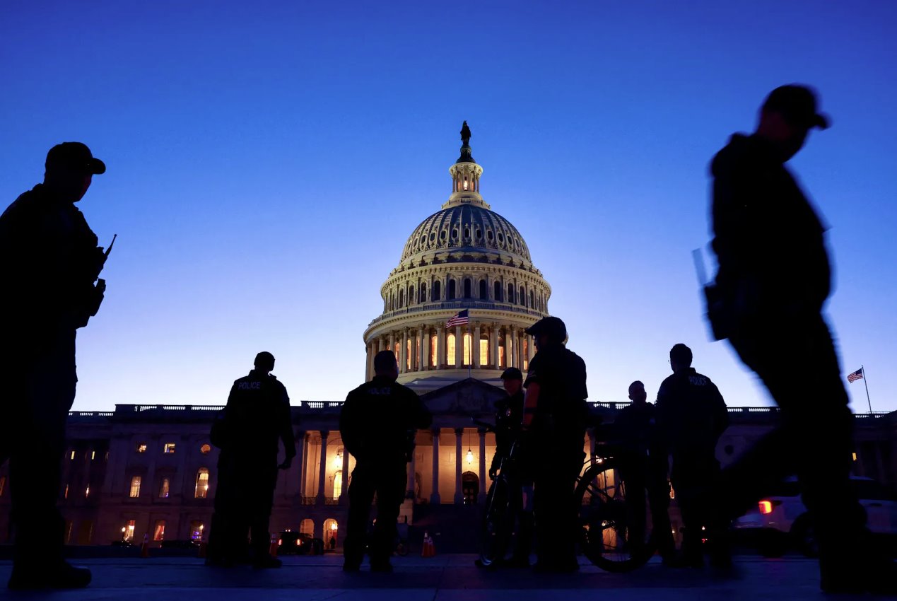 2024年3月7日，美国华盛顿，美国总统乔·拜登在国会联席会议上发表国情咨文之前，美国国会警察在国会大厦外站岗。