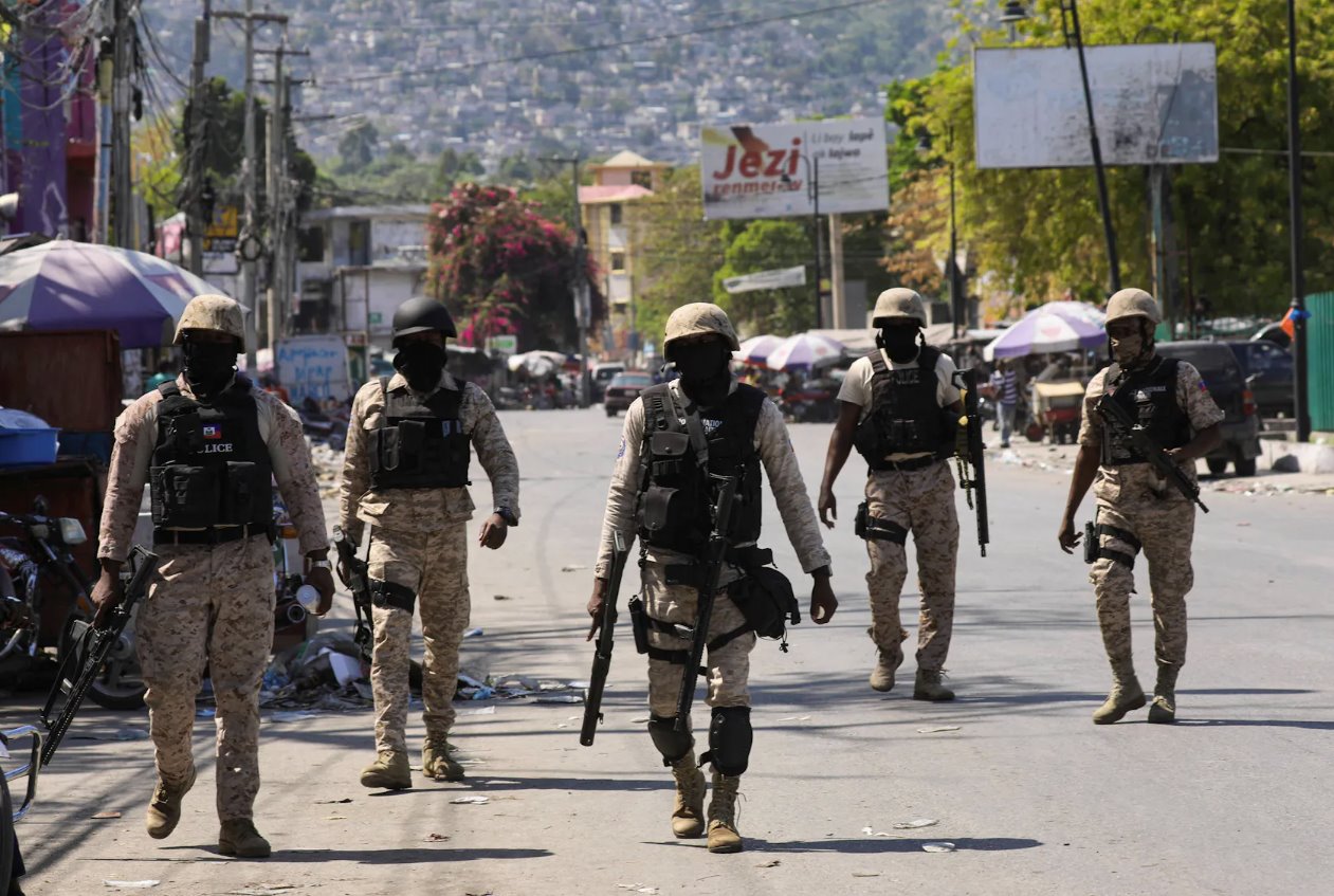2024年3月8日，海地太子港，帮派暴力威胁要推翻政府，迫使数千人逃离家园，当局延长了紧急状态，警察在街道上巡逻。
