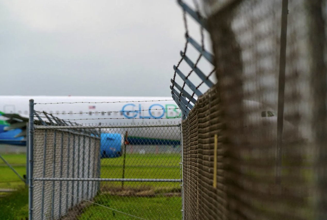 2024年2月28日，一架载有移民遣返哥伦比亚的飞机从美国德克萨斯州哈林根起飞。