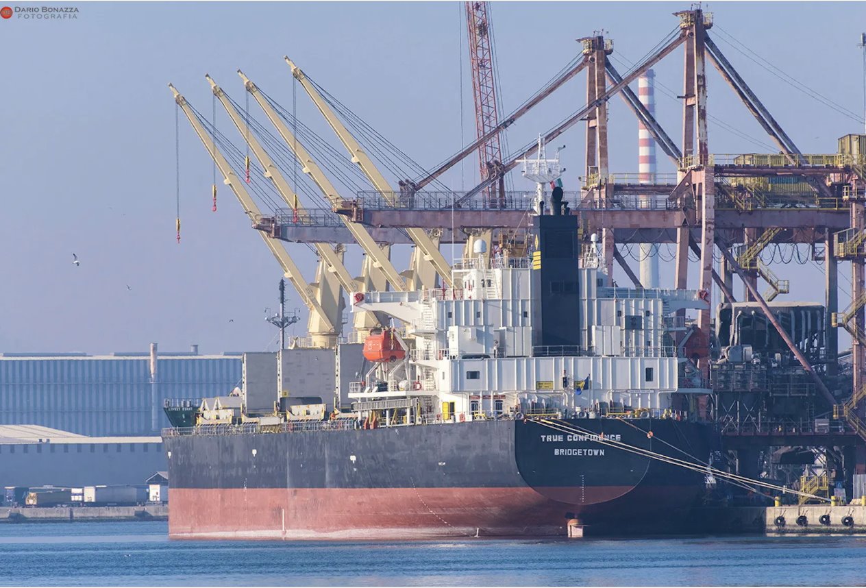 2022年3月10日，意大利拉文纳，悬挂巴巴多斯国旗的散货船TrueConfidence号的视图。