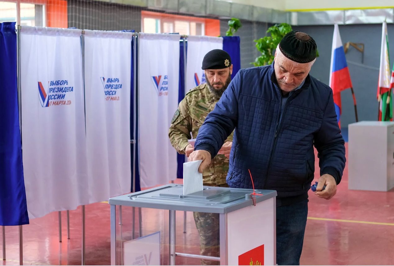 2024年3月16日，俄罗斯车臣首都格罗兹尼，一名男子在总统选举期间在投票站投票。