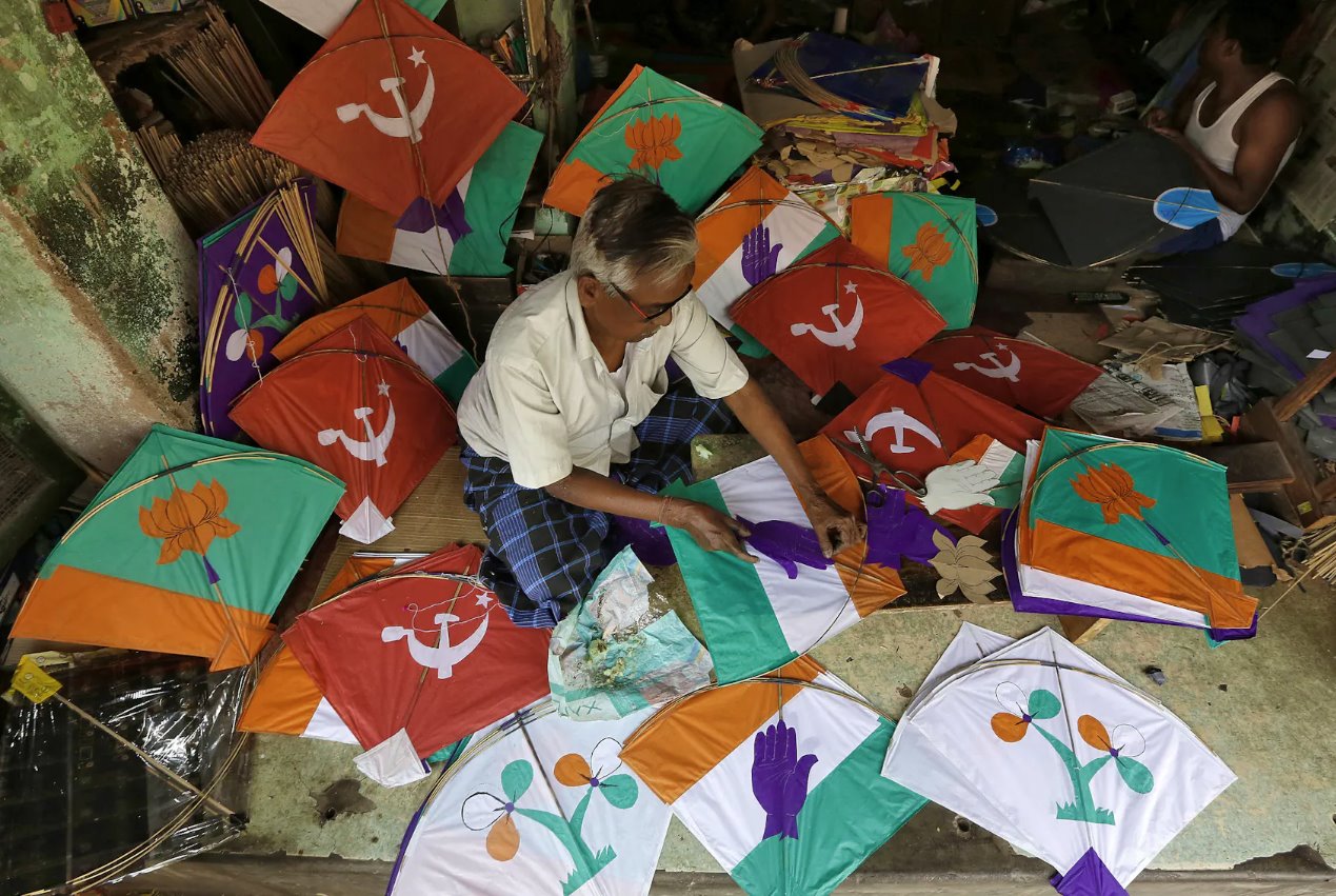 2019年3月27日，印度加尔各答，一名风筝制作者在印度大选前夕在自己的店里准备带有印度政党选举标志的风筝。