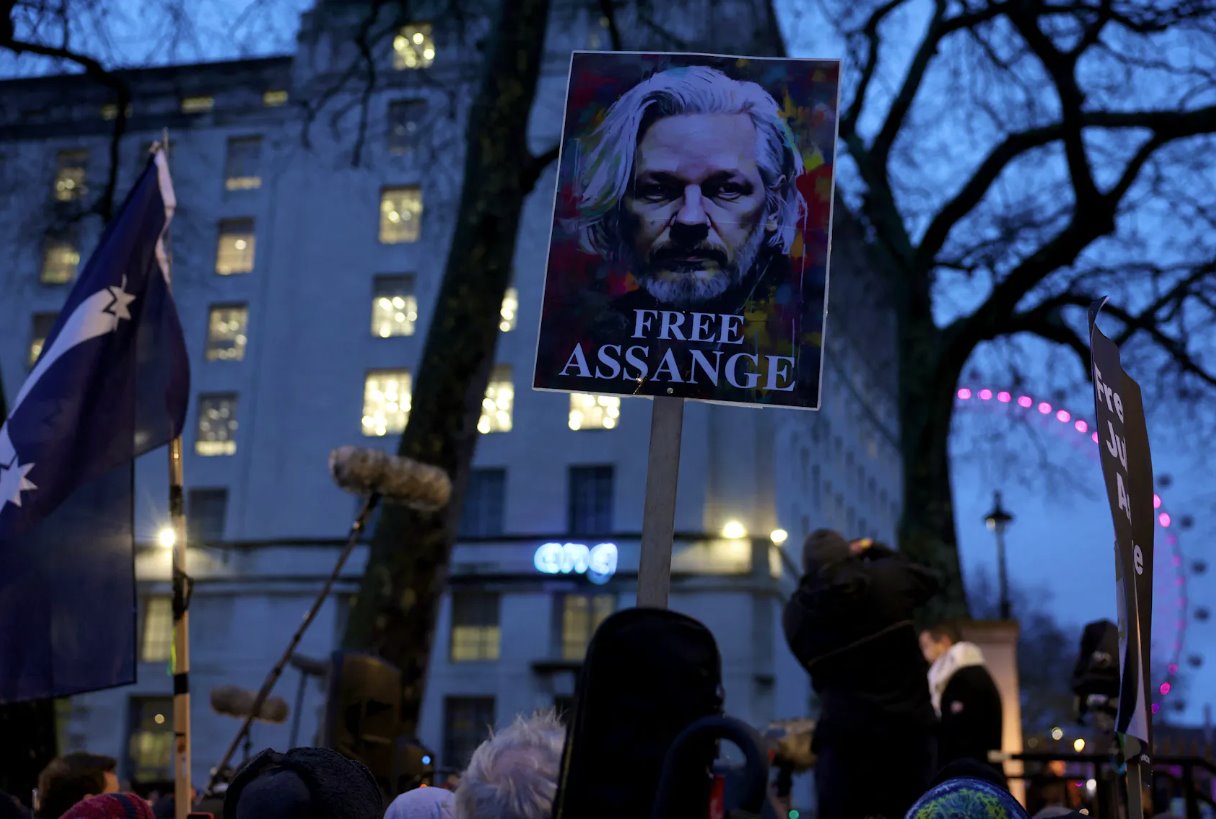 维基解密创始人朱利安·阿桑奇的支持者于2024年2月21日在英国伦敦举行示威，当天阿桑奇反对将他引渡到美国。