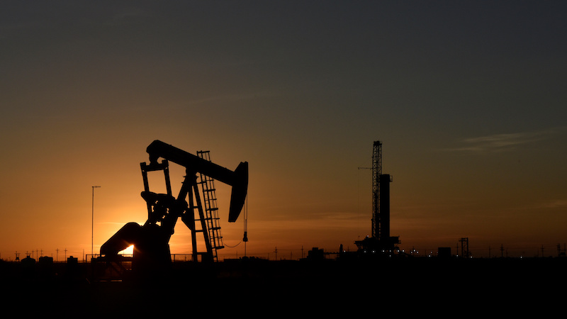 德克萨斯州米德兰油田日落时的石油开采