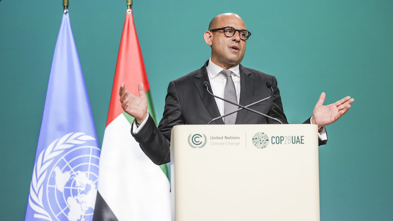 《联合国气候变化框架公约》执行秘书西蒙·斯蒂尔在迪拜举行的第28次缔约方会议上发表讲话。