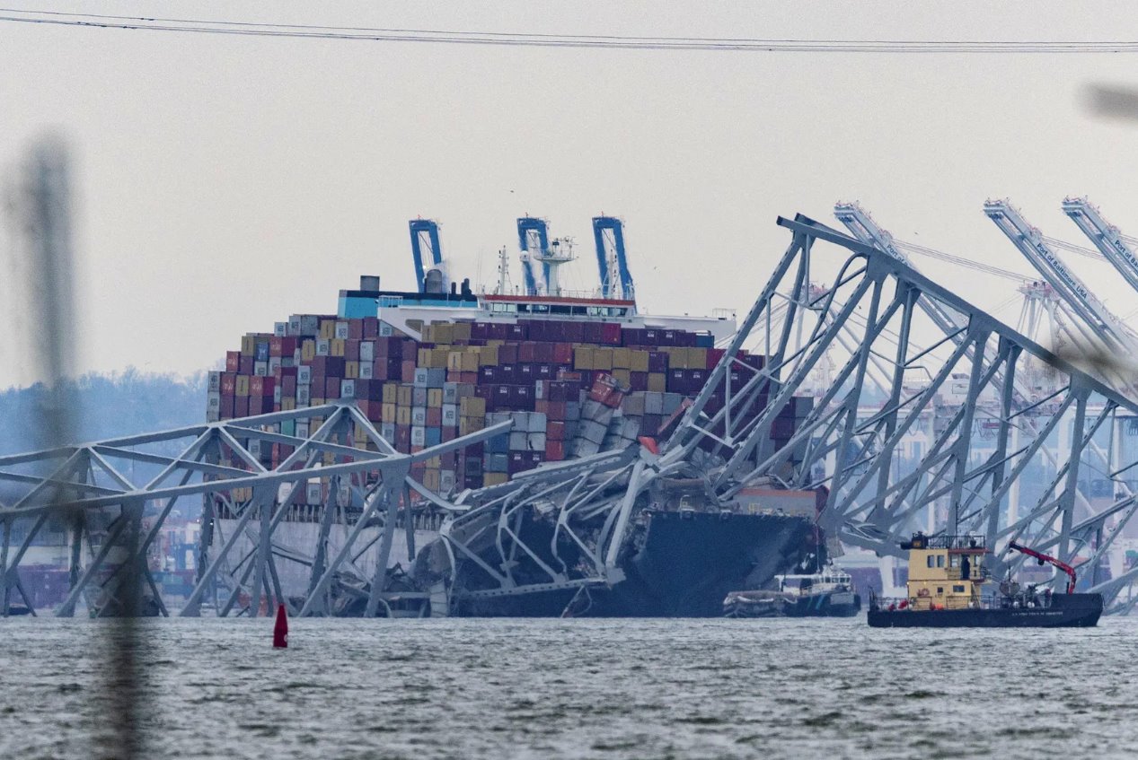 2024年3月28日，从美国马里兰州里维埃拉海滩看到巴尔的摩弗朗西斯·斯科特基大桥倒塌后的Dali货船景象。