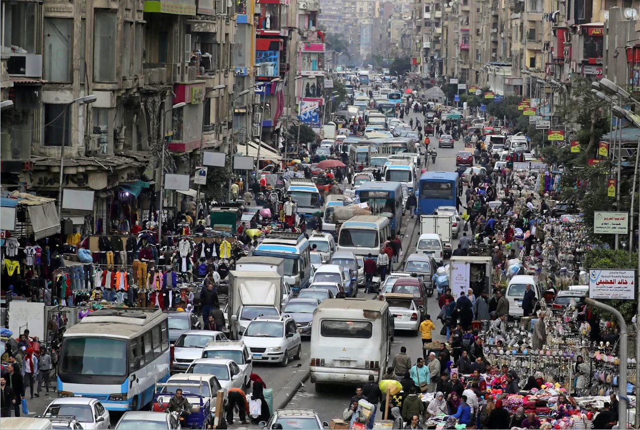 2020年2月10日，埃及开罗市中心阿尔阿塔巴市场的人群和商店的全景。