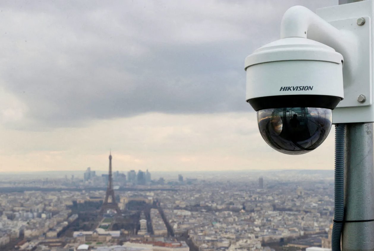 2024年3月6日，法国巴黎，奥运会前夕，法国警方开始测试人工智能辅助人群视频监控，图中显示了监控摄像头。