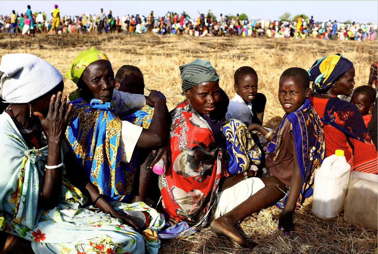 2017年2月25日，妇女和儿童在南苏丹莱尔州托尼奥尔等待联合国世界粮食计划署（粮食计划署）分发粮食之前的登记。