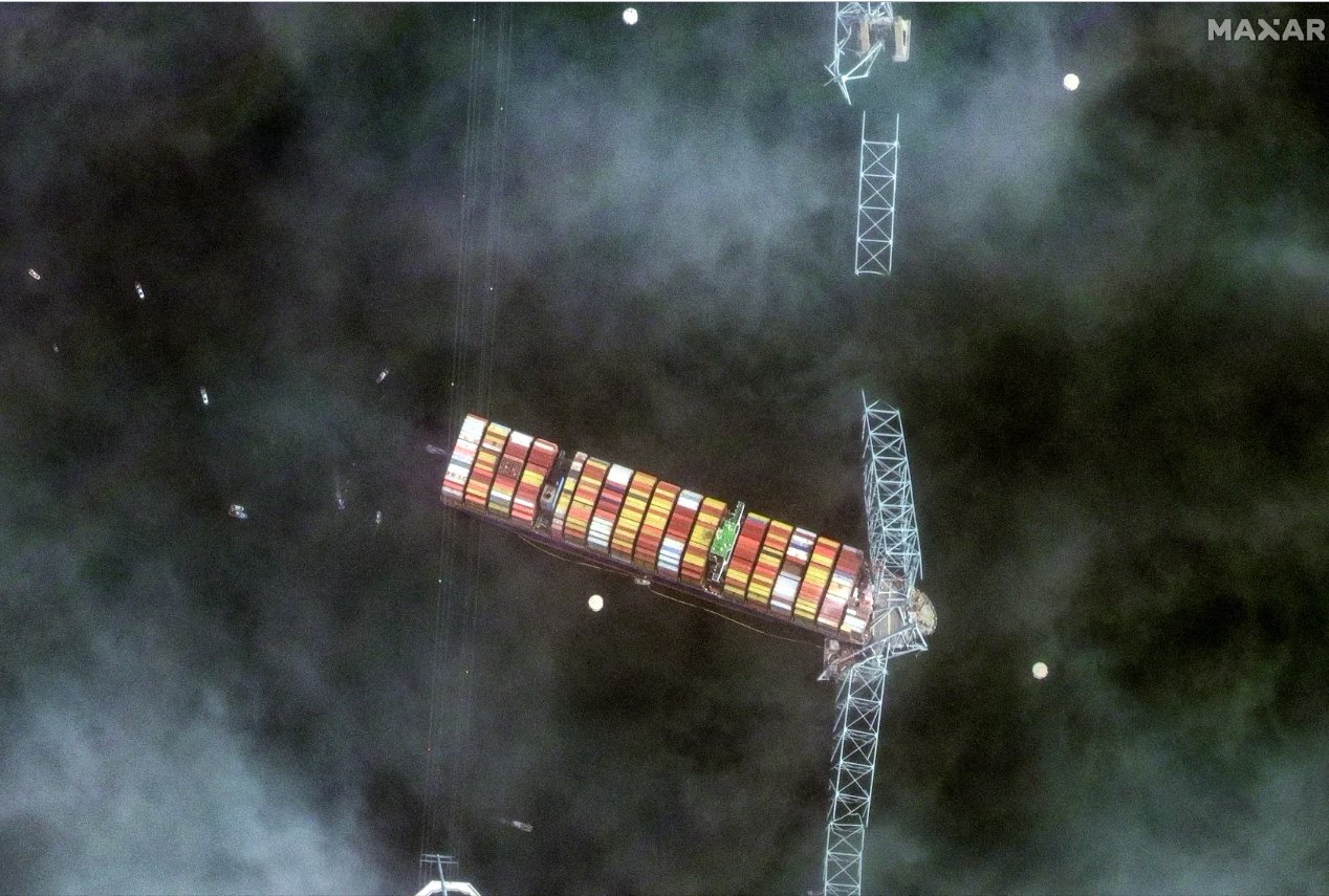 卫星图像显示了2024年3月26日美国马里兰州巴尔的摩的Dali集装箱船和倒塌的FrancisScottKey大桥的近距离视图。