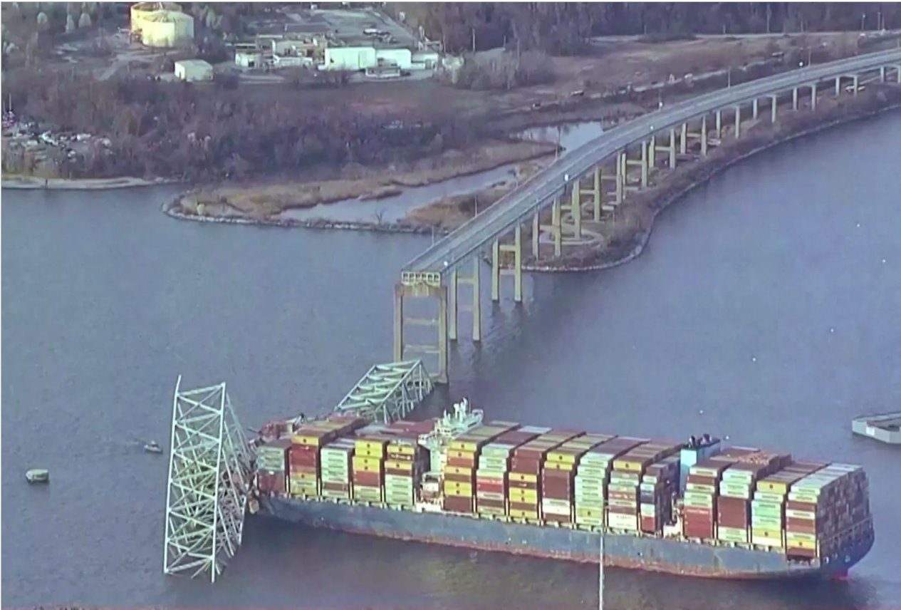 2024年3月26日，在美国马里兰州巴尔的摩，从视频中拍摄的Dali货轮撞上弗朗西斯·斯科特基大桥并导致其倒塌的鸟瞰图。