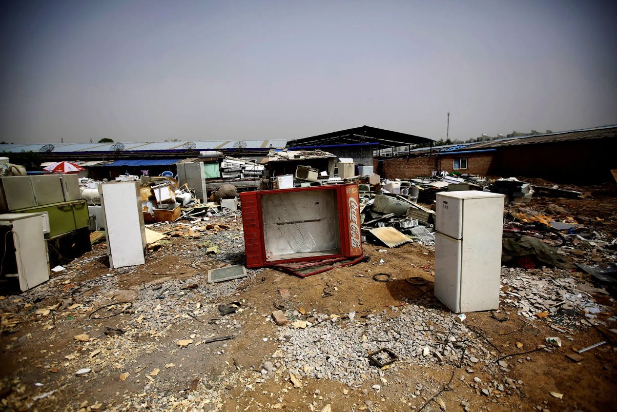 2014年5月15日，北京东小口村回收工人平房的院子里发现了破损的冰箱。