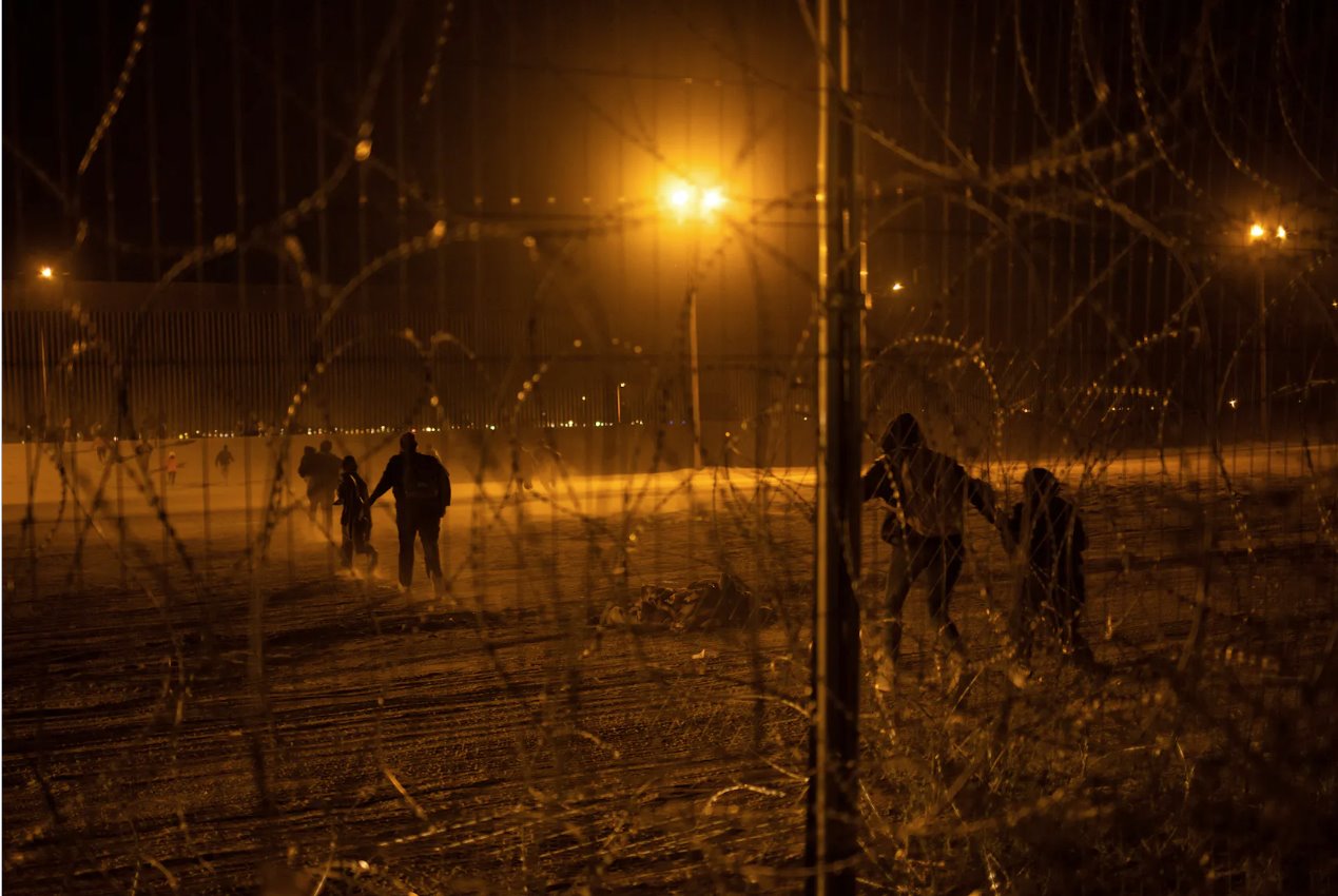2024年4月3日，移民从墨西哥华雷斯城进入美国德克萨斯州埃尔帕索，冲破格兰德河畔的铁丝网围栏，冲向边境墙。