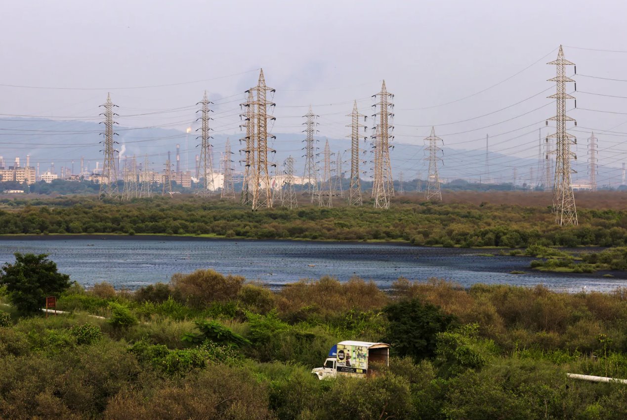2021年10月13日，印度孟买的输电塔全景。