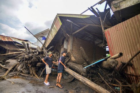 印度尼西亚西苏门答腊省洪水造成37人死亡17人失踪
