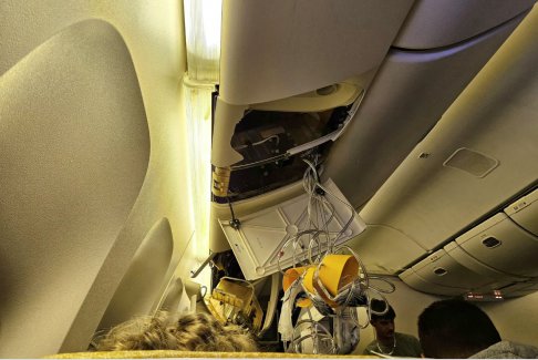 新加坡航空发生湍流事故 机组人员喊系好安全带