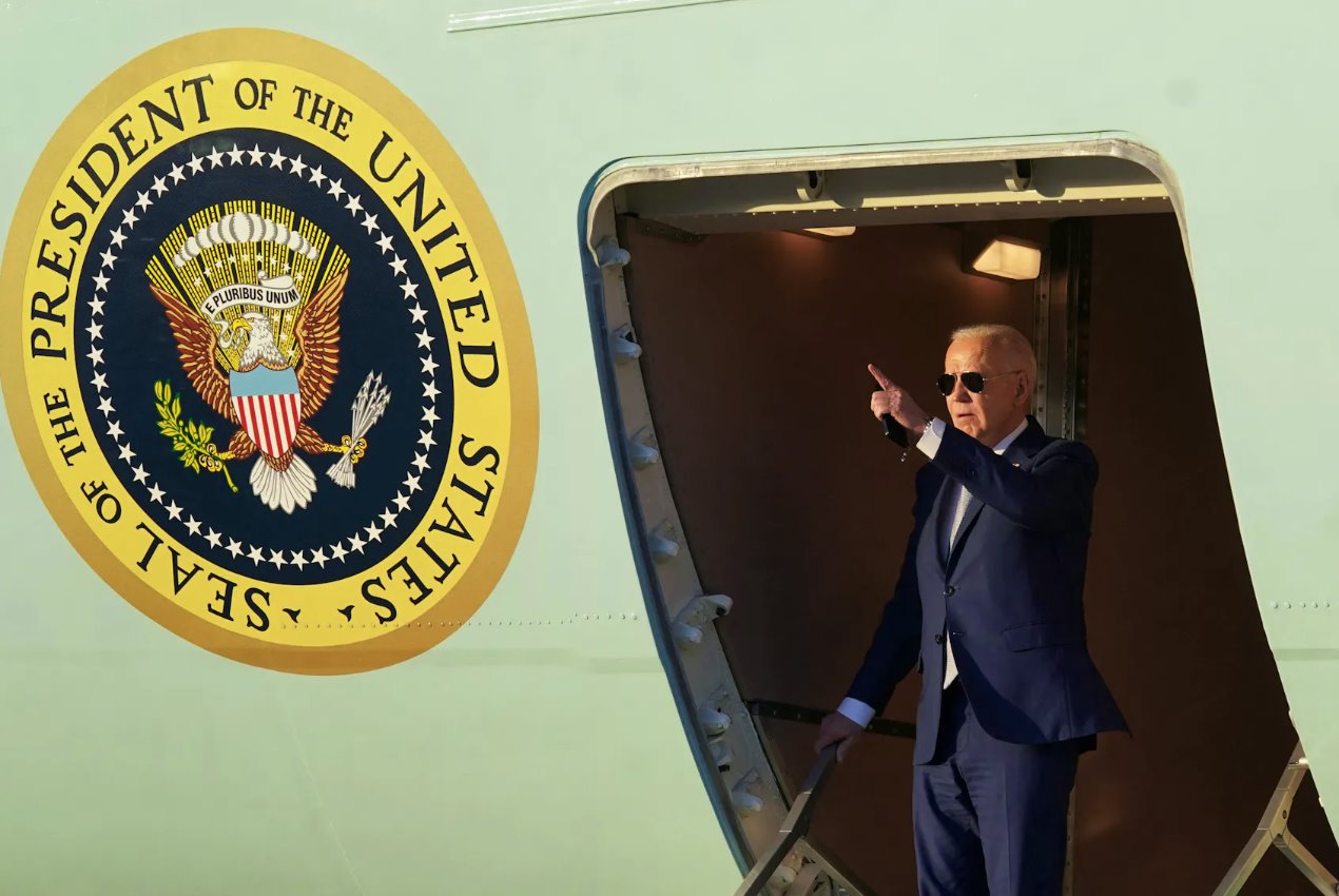 2024年5月9日,美国总统乔·拜登抵达美国加利福尼亚州山景城时,在空军一号上向外眺望。