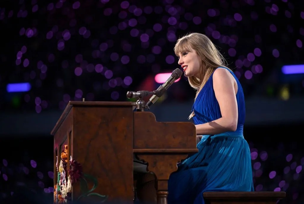 泰勒·斯威夫特(TaylorSwift)节目在颤抖的流行歌曲和低调的原声民谣之间肆意切换