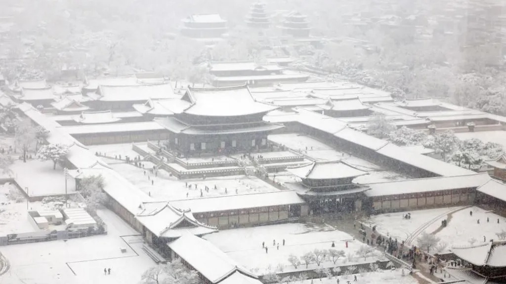 在韩国首尔市中心景福宫被雪覆盖