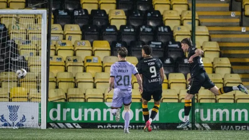 前帕蒂克蓟队前锋罗比·缪尔黑德(右)攻入利文斯顿的第二个进球