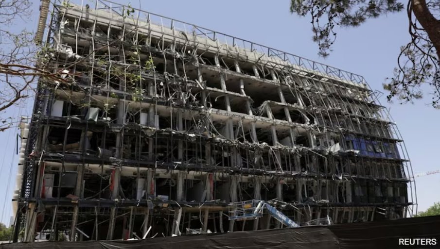 魏茨曼科学研究所校园内的一栋建筑在伊朗袭击后遭到损坏