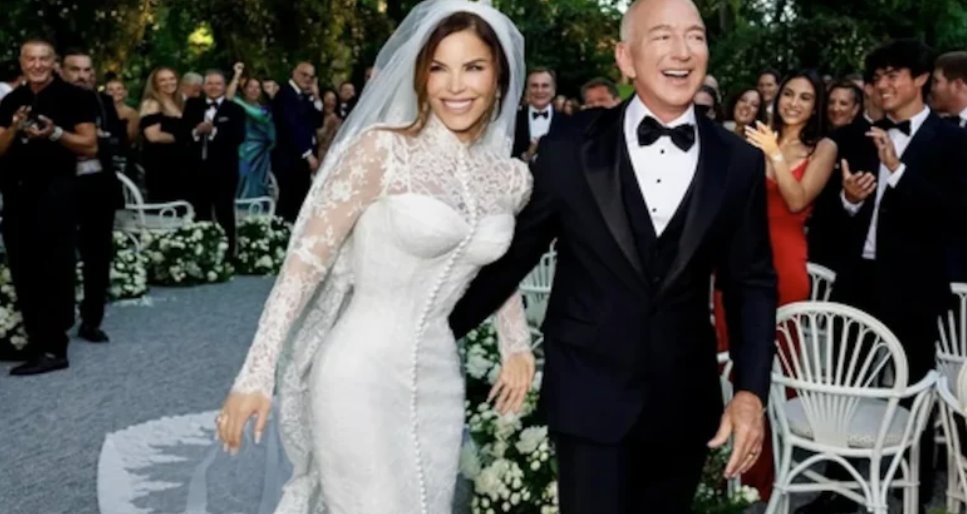 颁奖典礼上，马泰奥·波切利演唱了猫王埃尔维斯·普雷斯利的《情不自禁坠入爱河》